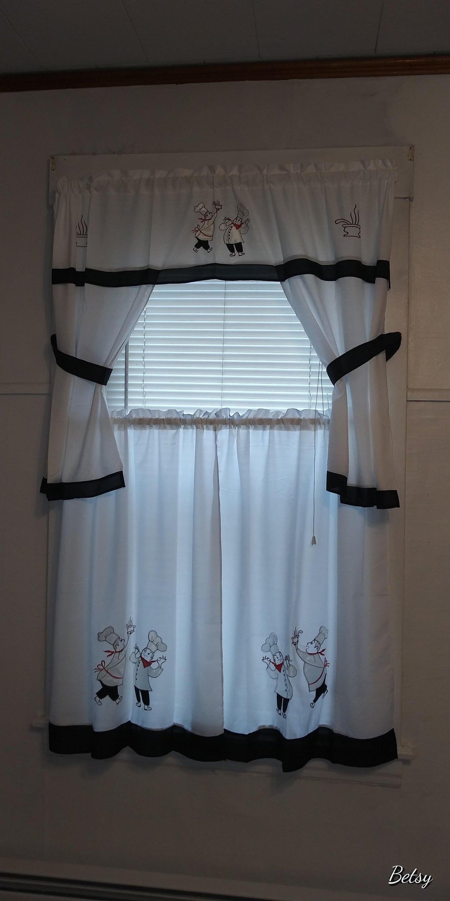 New Window Curtain | Gourmet Embellished Cottage Topper